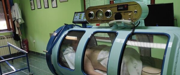 Pacijent u hiperbaričnoj komori tokom terapije kiseonikom